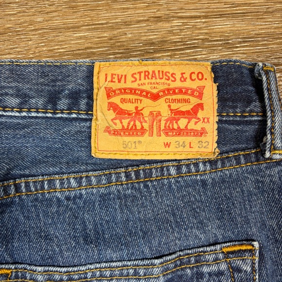 Levi's 501 Jeans Men's 34x32 Blue Denim Button Fly Classic Fit Casual Travel - Picture 3 of 9